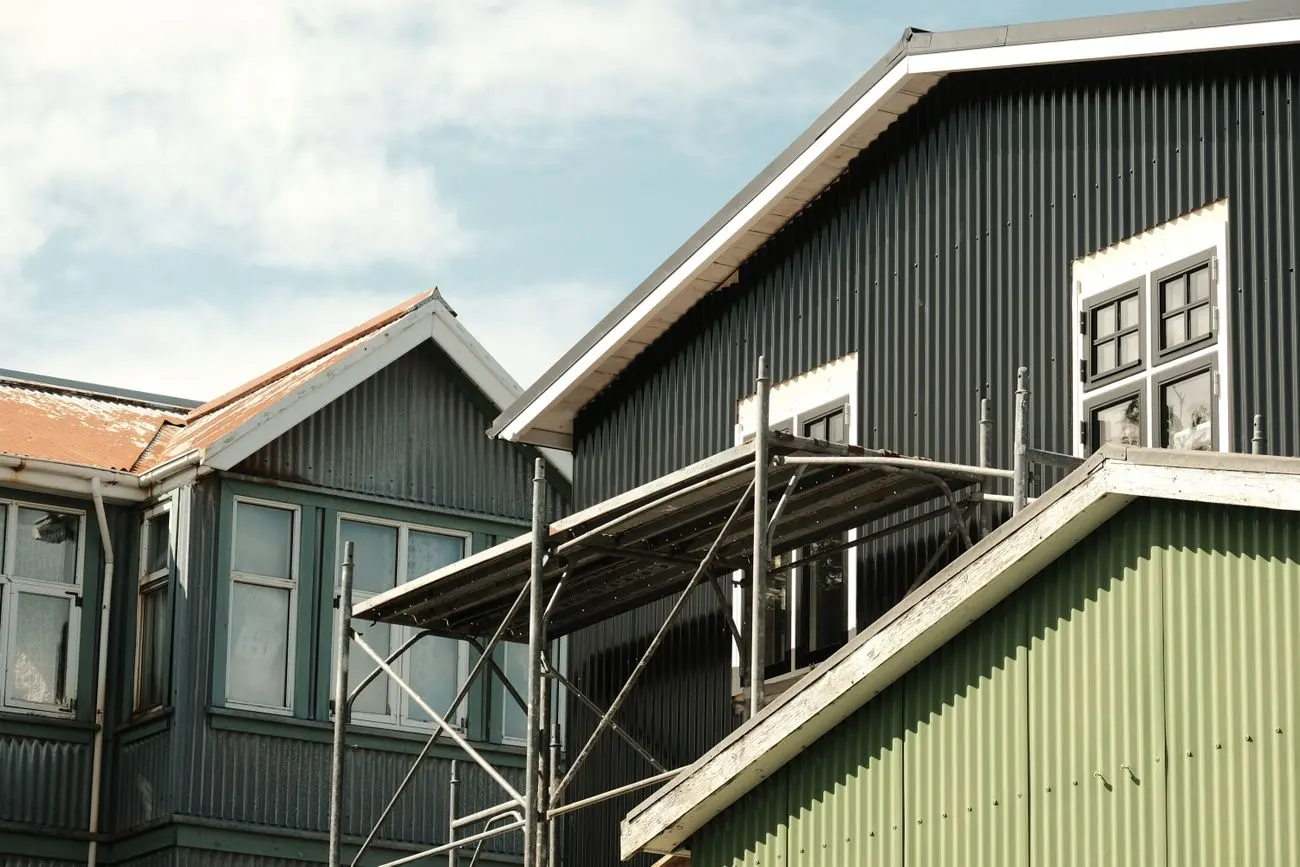 Bâtiment avec échafaudage pendant des travaux de façade