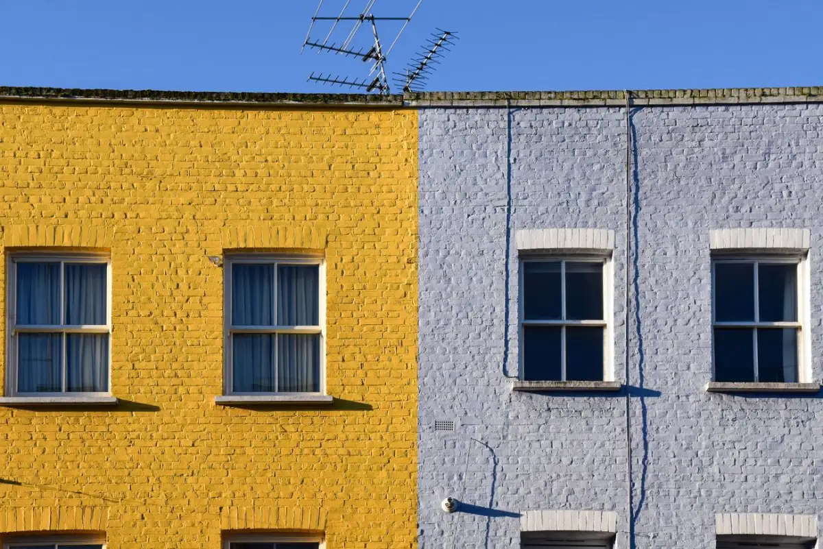 Façades rénovées dans une rue résidentielle