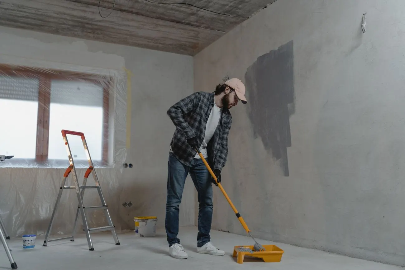 Chantier de peinture intérieure dans une pièce en rénovation